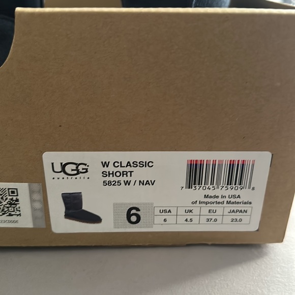 UGG Classic Short Boot - Picture 7 of 8